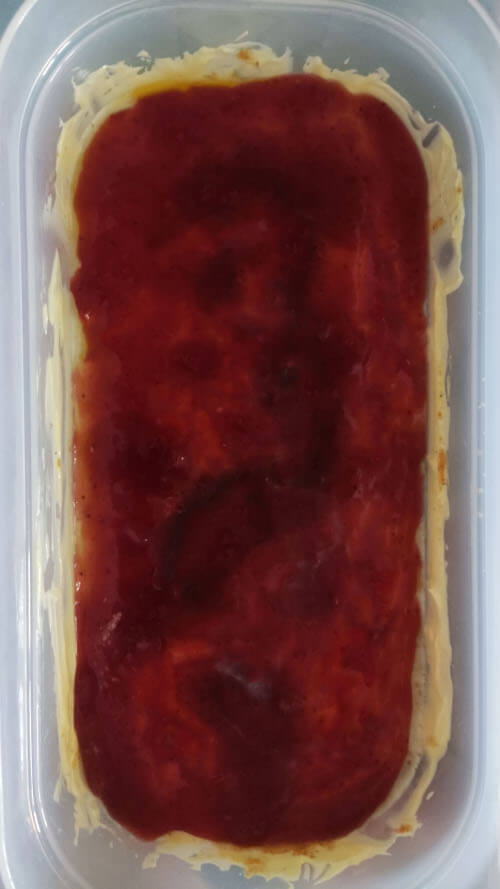 Tarta-de-queso-fria-terminada-con-mermelada-de-fresa-en-la-superficie