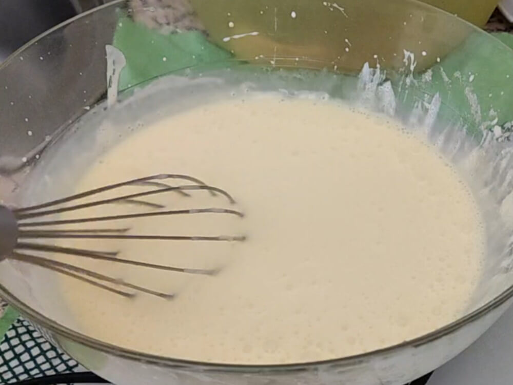 Tarta-de-queso-horno-mezcla-huevos-nata-azucar-yogur-batir-mezcla