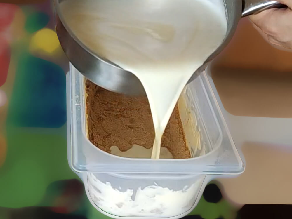tarta-de-queso-fria-verter-mezcla-en-recipiente-reposo-en-frigorifico