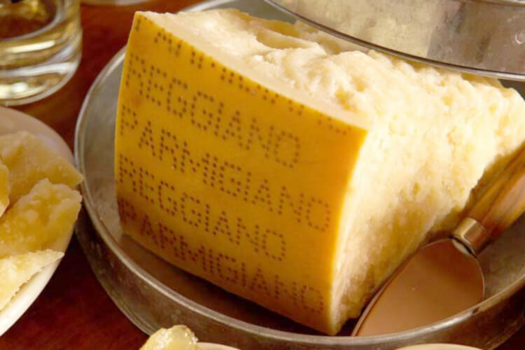 queso-parmesano-queso-mas-graso-queso-no-saludable
